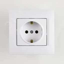 KARINA Розетка с/з ПБТ белая (10шт/120шт) Lezard