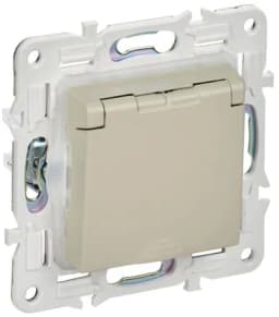 Розетка 1-м SKANDY 16А IP44 с заземл. защ. шторки с крышкой SK-R11B беж. IEK SK-R16-16-44-K10