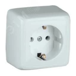 Розетка наружная с заземлением с изоляционной пластиной белая HEGEL