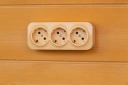 Розетка 3-м ОП Quteo 16А IP20 250В 3х2P+E с заземл. защ. шторки дерево Leg 782288