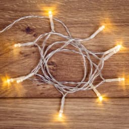 Гирлянда светодиодная универсальная 10 LED 12 метра прозрачный ПВХ теплое белое свечение батарейки 2хАА NEONNIGHT 303073