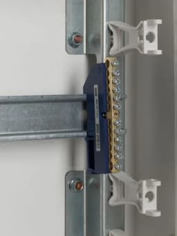 Шина нулевая на DIN-изол. ШНИ-6х9-12-Д-С IEK YNN10-69-12D-K07