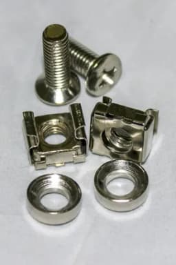 Горизонтальный опорный уголок длиной 1050 мм Hyperline TGB3-1050-ZN